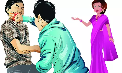 தக்கலை அருகே பரபரப்பு காதலிக்காக நடுரோட்டில் கட்டிப் புரண்ட வாலிபர்கள்