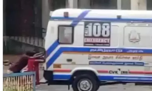 கொட்டும் மழையில் நடுரோட்டில் பழுதாகி நின்ற ஆம்புலன்ஸ்