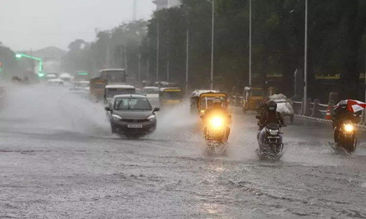 சென்னை மற்றும் புறநகர் பகுதிகளில் விடிய விடிய கனமழை...! சென்னை மற்றும் புறநகர் பகுதிகளில் விடிய விடிய கனமழை...!