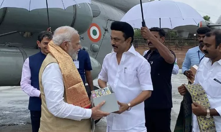 திண்டுக்கலில் பிரதமர் மோடியை வரவேற்ற முதல்-அமைச்சர் மு.க.ஸ்டாலின்...! திண்டுக்கலில் பிரதமர் மோடியை வரவேற்ற முதல்-அமைச்சர் மு.க.ஸ்டாலின்...!