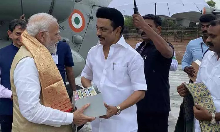 பிரதமர் மோடிக்கு பொன்னியின் செல்வன் நாவலின் 5 பாகங்களை கொண்ட புத்தகம் வழங்கினார் முதல் அமைச்சர் மு.க.ஸ்டாலின் பிரதமர் மோடிக்கு பொன்னியின் செல்வன் நாவலின் 5 பாகங்களை கொண்ட புத்தகம் வழங்கினார் முதல் அமைச்சர் மு.க.ஸ்டாலின்