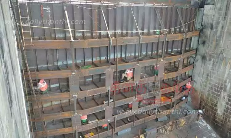 மதகு பொருத்தும் பணி மழையால் தொய்வு