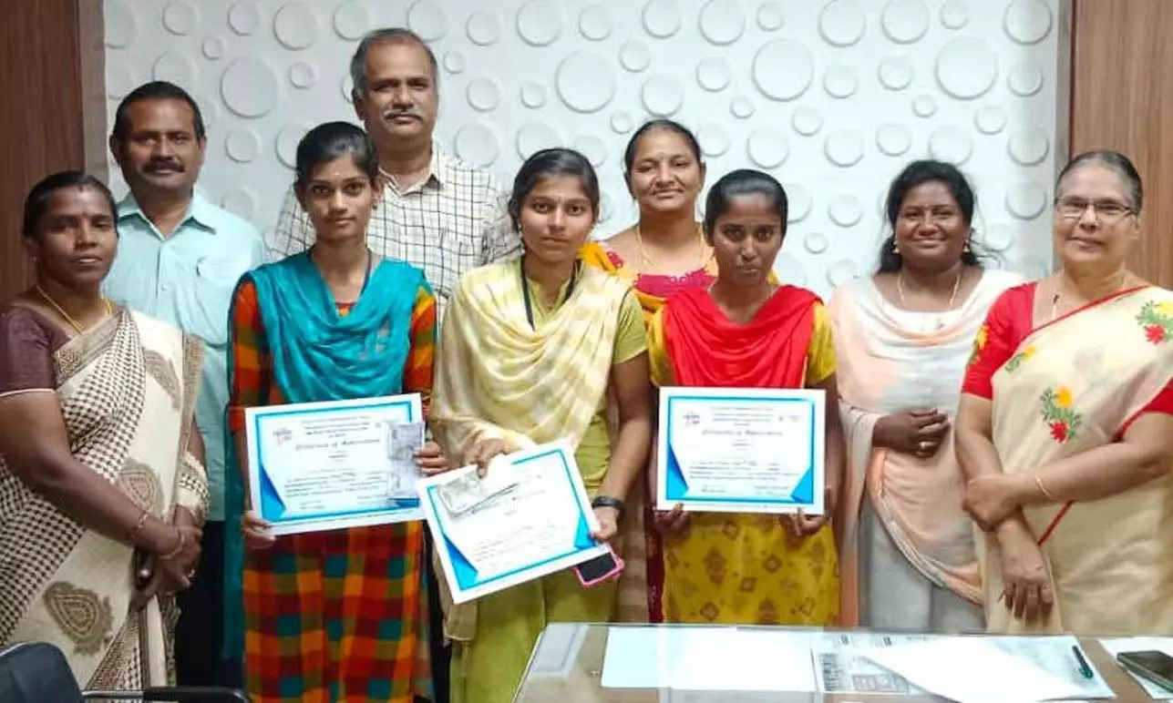 தேர்தல் விழிப்புணர்வு போட்டியில்   வெற்றி பெற்ற மாணவிகளுக்கு பரிசளிப்பு