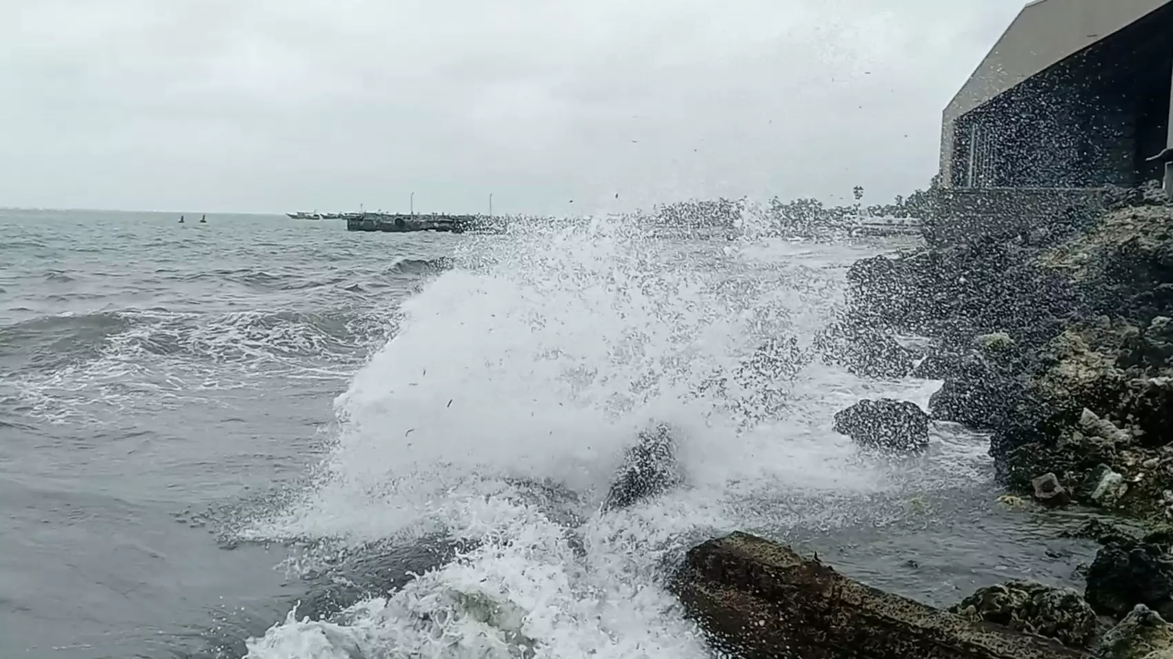 பாம்பன், மண்டபத்தில் கடல் சீற்றம்