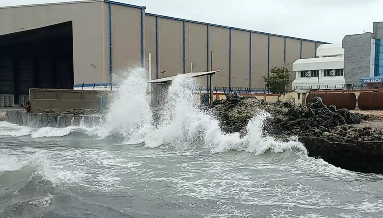 பாம்பன், மண்டபத்தில் கடல் சீற்றம்