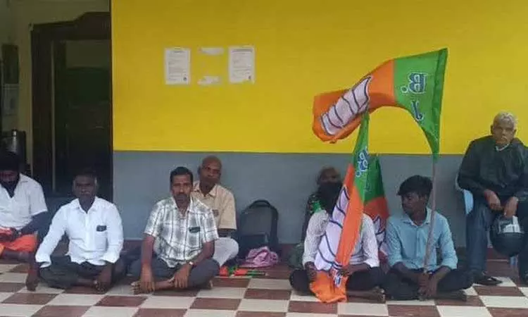 திட்டக்குடி நகராட்சி அலுவலகத்தில் குடியேறும் போராட்டம் பா.ஜ.க. சார்பில் நடந்தது திட்டக்குடி நகராட்சி அலுவலகத்தில் குடியேறும் போராட்டம் பா.ஜ.க. சார்பில் நடந்தது