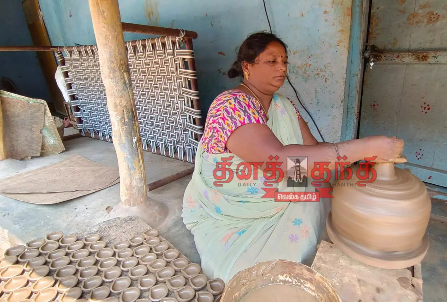 அகல் விளக்குகள் தயாரிக்கும் பணி தீவிரம் அகல் விளக்குகள் தயாரிக்கும் பணி தீவிரம்