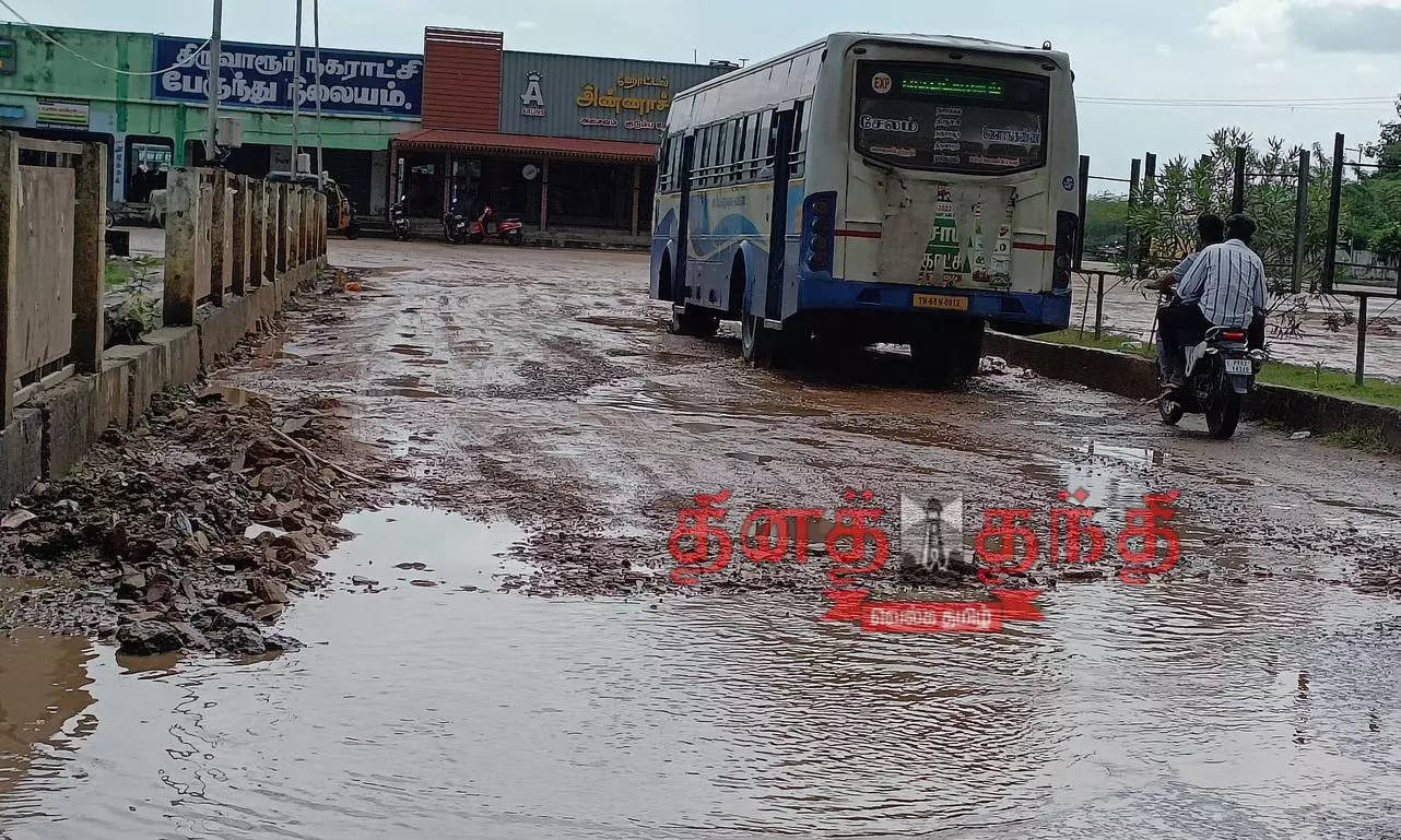 சேறும், சகதியுமாக காட்சி அளிக்கும் சாலையை சீரமைக்க வேண்டும் சேறும், சகதியுமாக காட்சி அளிக்கும் சாலையை சீரமைக்க வேண்டும்