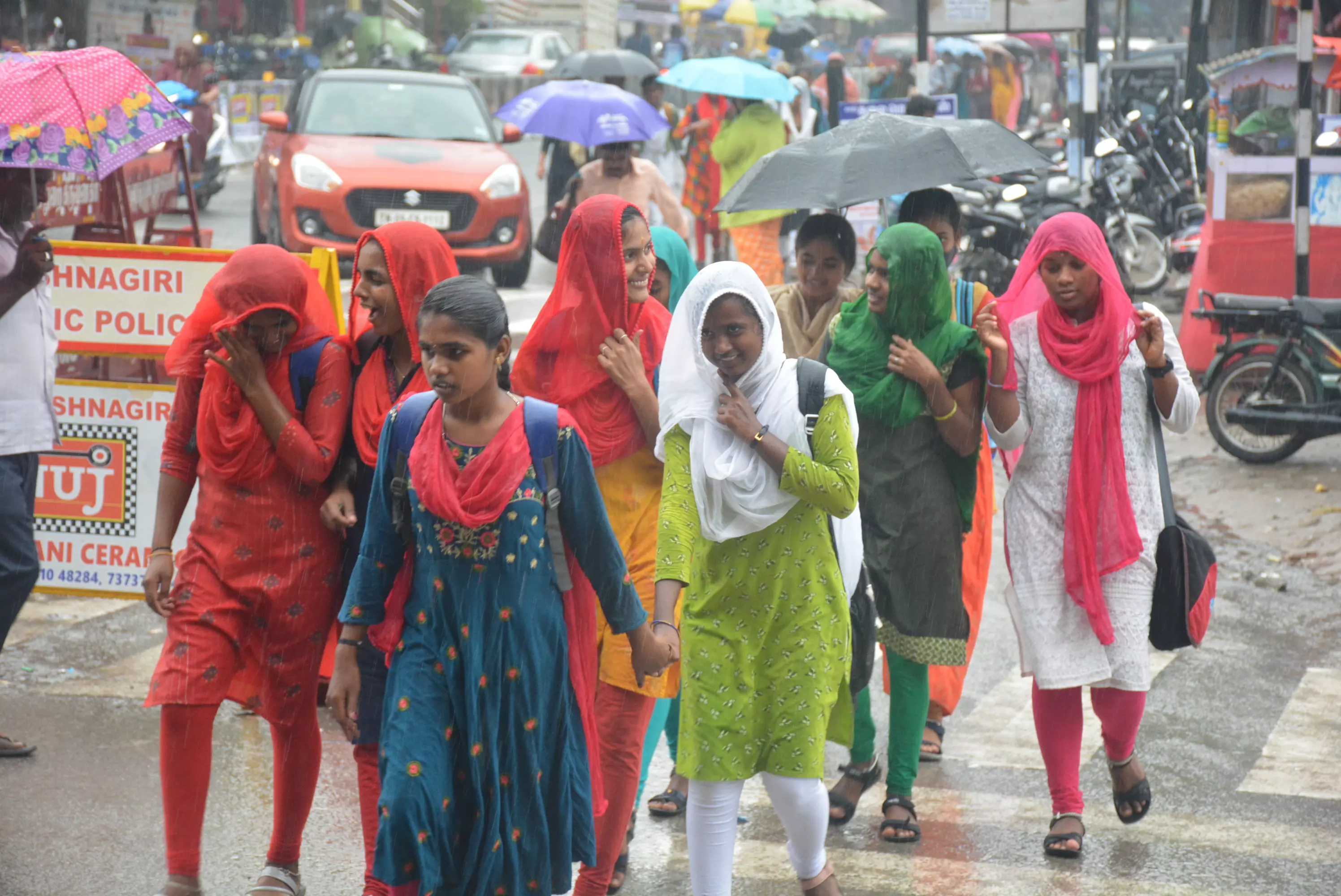 கிருஷ்ணகிரி மாவட்டத்தில் இடைவிடாமல் பெய்த மழையால் பொதுமக்களின் இயல்பு வாழ்க்கை பாதிப்பு-பள்ளிகளுக்கு விடுமுறை