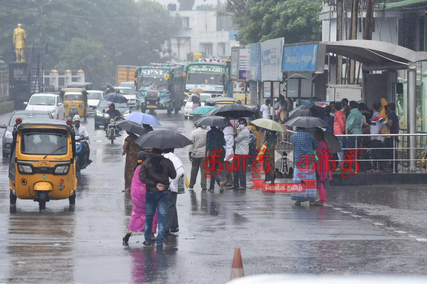 தொடர் மழையால் பொதுமக்களின் இயல்பு வாழ்க்கை பாதிப்பு