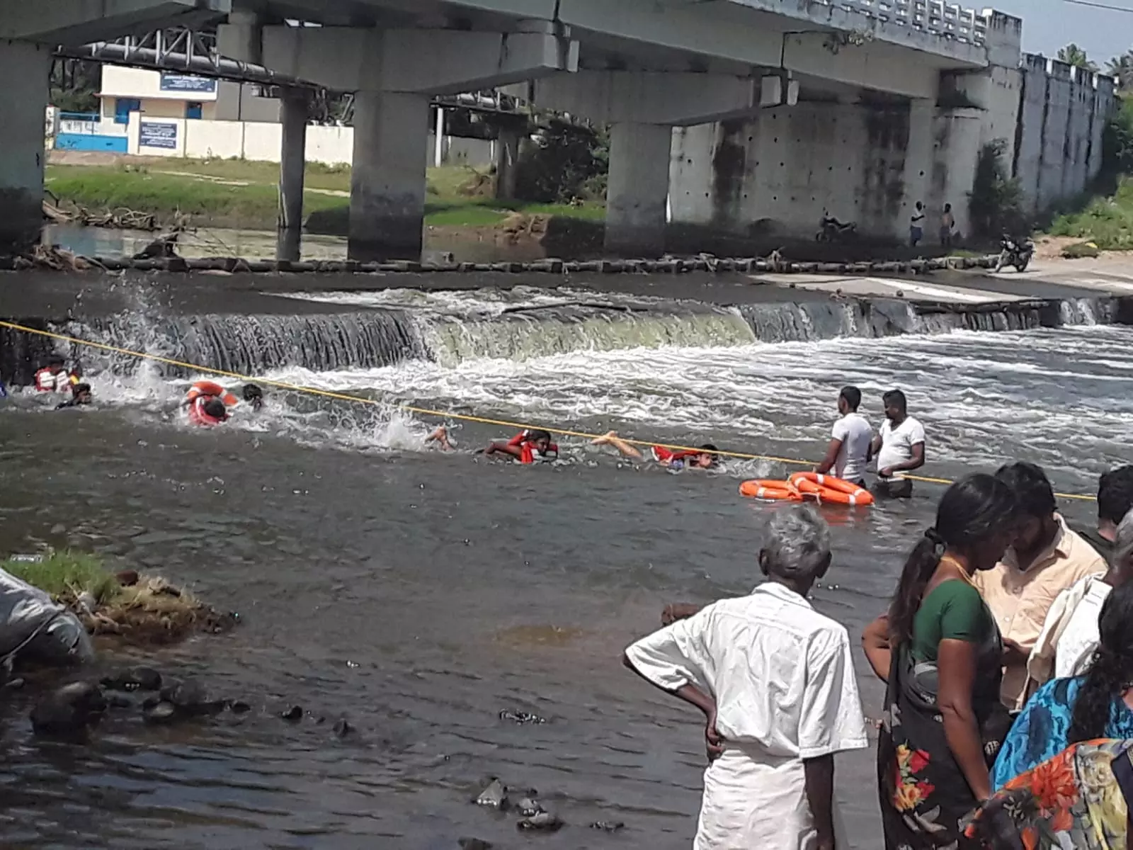 ராயக்கோட்டை அருகே நீர்நிலைகளில் தவறி விழுபவர்களை மீட்பது குறித்து விழிப்புணர்வு ராயக்கோட்டை அருகே நீர்நிலைகளில் தவறி விழுபவர்களை மீட்பது குறித்து விழிப்புணர்வு