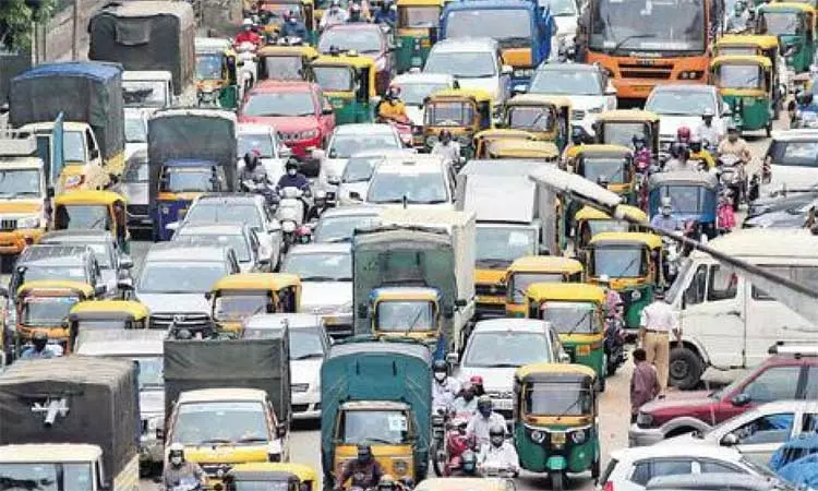 பெங்களூருவுக்கு பிரதமர் வருகையால் முக்கிய சாலைகளில் போக்குவரத்து நெரிசல்; வாகன ஓட்டிகள் அவதி பெங்களூருவுக்கு பிரதமர் வருகையால் முக்கிய சாலைகளில் போக்குவரத்து நெரிசல்; வாகன ஓட்டிகள் அவதி