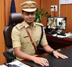 கொள்ளை நடந்த சப்-இன்ஸ்பெக்டர் வீட்டை பார்வையிட்ட போலீஸ் சூப்பிரண்டு