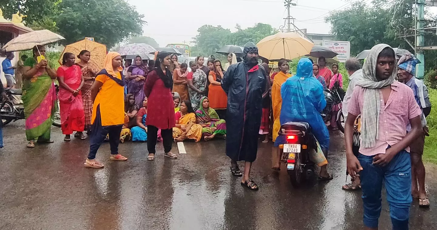 கொட்டும் மழையில் பெண் பிணத்துடன் உறவினர்கள் மறியல்