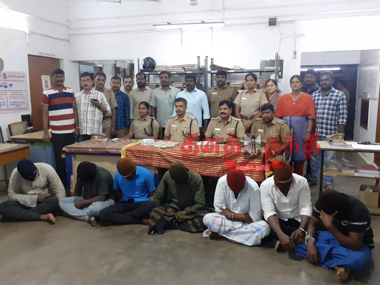 பள்ளிபாளையம் அருகே   ஜவுளி அதிபர் வீட்டில் கொள்ளையடித்த 7 பேர் அதிரடி கைது  டிரைவர், சாமியார் உள்பட 5 பேருக்கு வலைவீச்சு