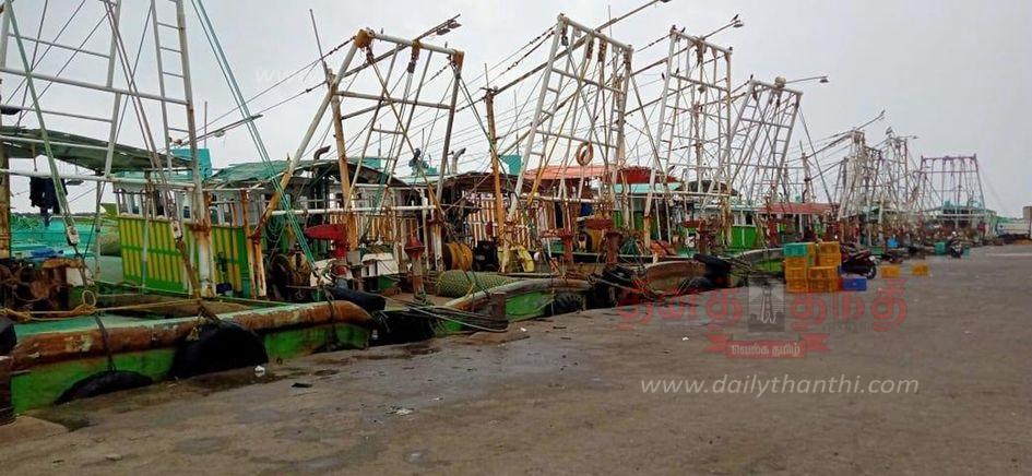 குமரி கடலில் பலத்த காற்று எச்சரிக்கை: குளச்சல் விசைப்படகு மீனவர்கள் மீன்பிடிக்க செல்லவில்லை குமரி கடலில் பலத்த காற்று எச்சரிக்கை: குளச்சல் விசைப்படகு மீனவர்கள் மீன்பிடிக்க செல்லவில்லை