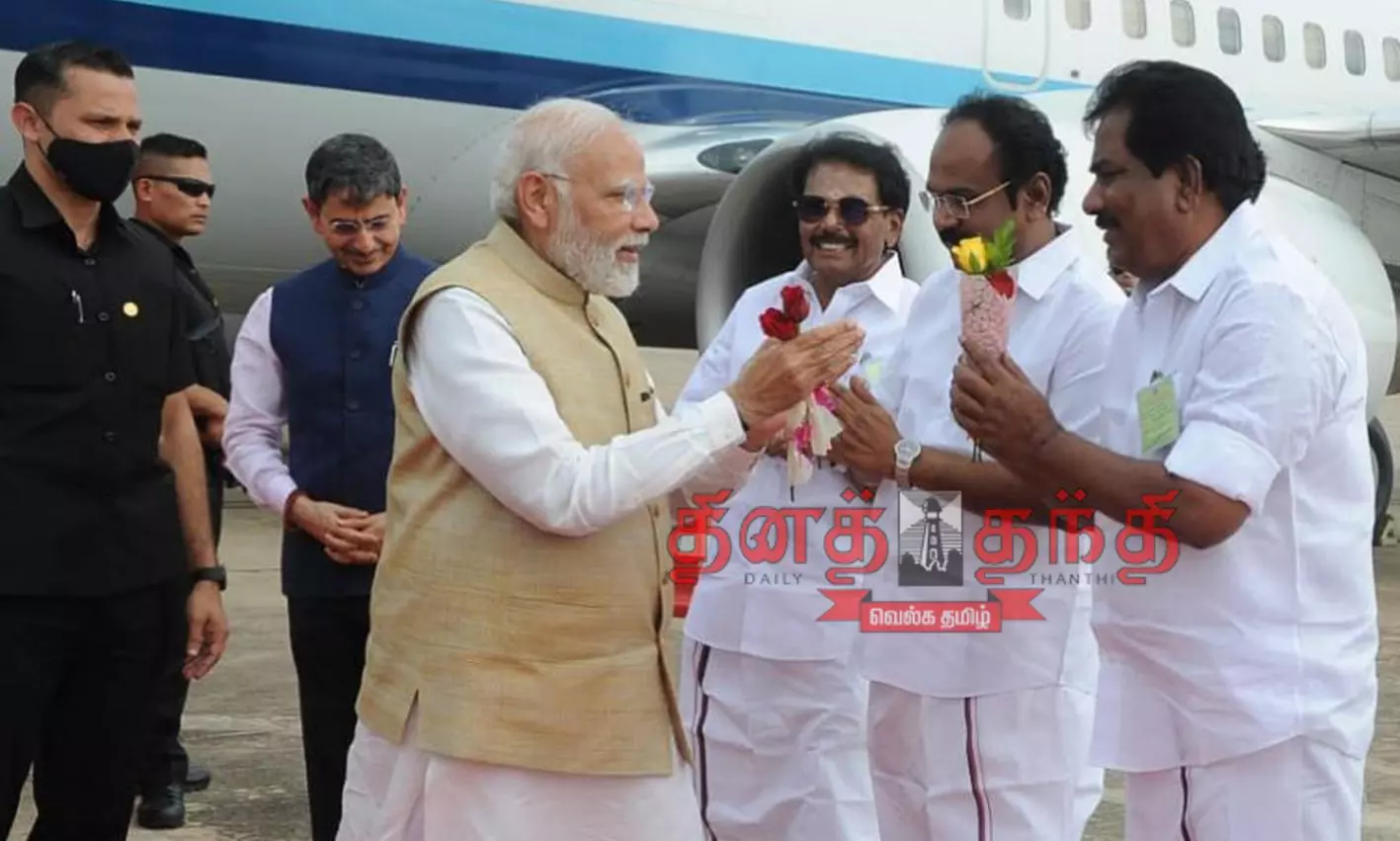 பிரதமர் மோடியை கவர்னர்-அமைச்சர்கள் வரவேற்றனர் பிரதமர் மோடியை கவர்னர்-அமைச்சர்கள் வரவேற்றனர்