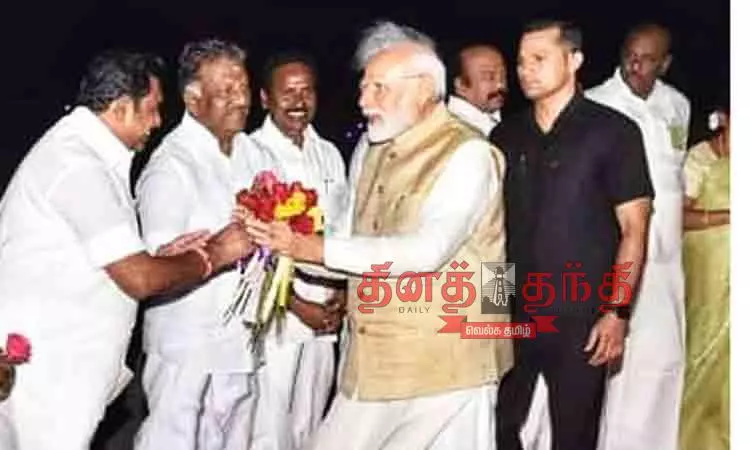 பிரதமர் மோடியை கவர்னர்-அமைச்சர்கள் வரவேற்றனர் பிரதமர் மோடியை கவர்னர்-அமைச்சர்கள் வரவேற்றனர்