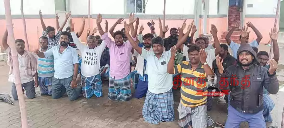 சுங்கச்சாவடி ஊழியர்கள் மண்டியிட்டு போராட்டம்