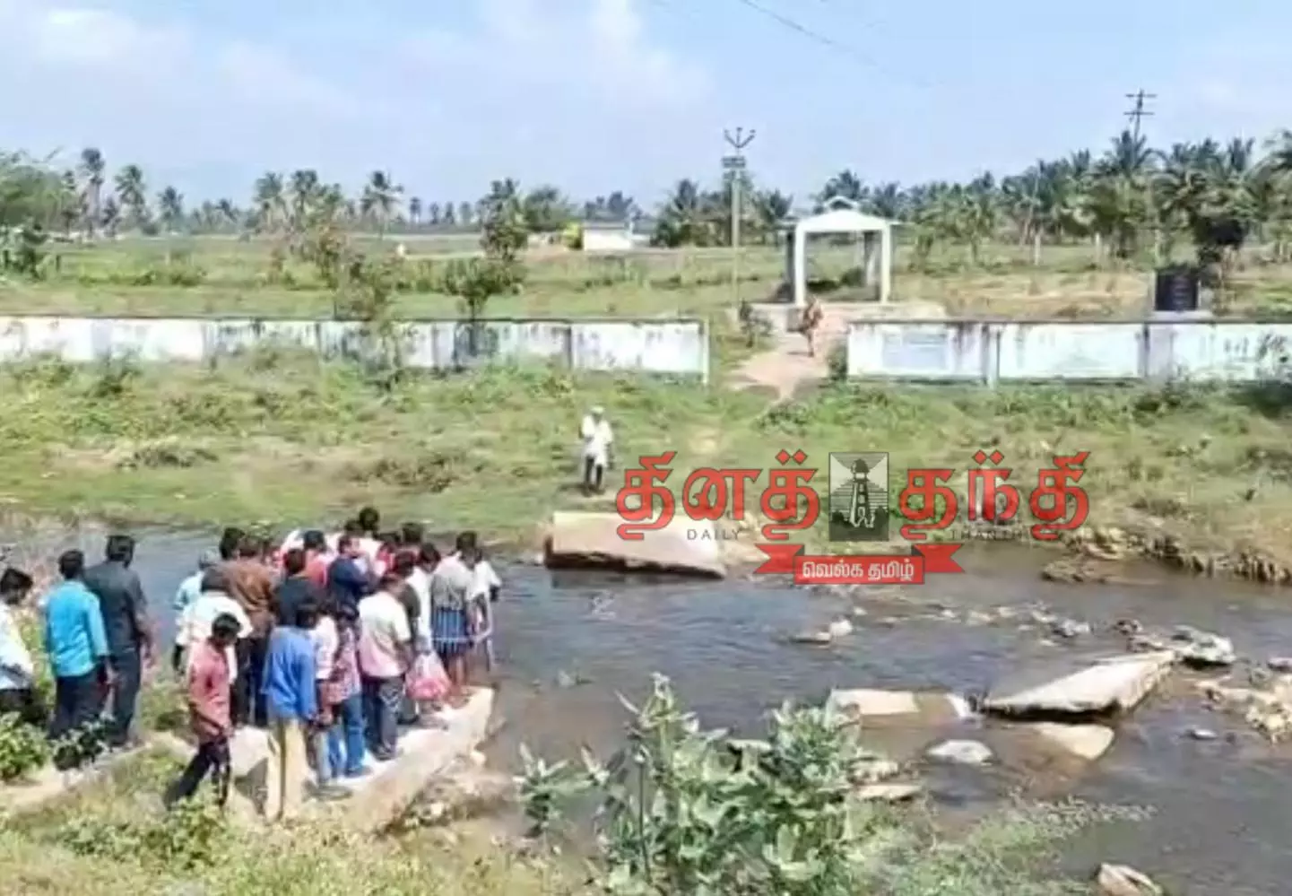 இறந்தவர்கள் உடலை புதைக்க ஆபத்தை உணராமல் நீரோடையை கடக்கும் பொதுமக்கள்- அந்தியூர் புதுப்பாளையத்தில் பரிதாபம்