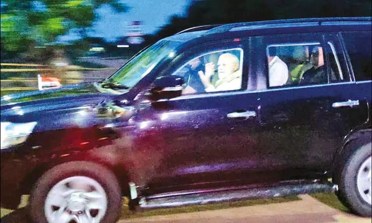 திண்டுக்கல்லில் இருந்து மதுரை விமான நிலையத்துக்கு காரில் பயணித்த பிரதமர் மோடி