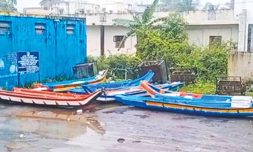 வரதராஜபுரம் பகுதியில் பருவமழை பாதிப்பில் இருந்து பொதுமக்களை பாதுகாக்க தயார் நிலையில் படகுகள்