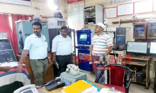 தூத்துக்குடி ரெயில் நிலையத்தில் மதுரை கோட்ட மேலாளர் திடீர் ஆய்வு தூத்துக்குடி ரெயில் நிலையத்தில் மதுரை கோட்ட மேலாளர் திடீர் ஆய்வு