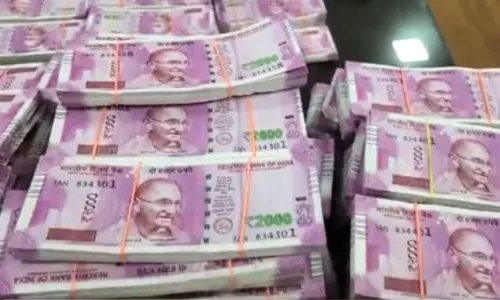 கட்டுக்கட்டாக பதுக்கி வைக்கப்பட்டிருந்த 8 கோடி மதிப்புள்ள ரூ.2,000 கள்ள நோட்டுகள் பறிமுதல்!
