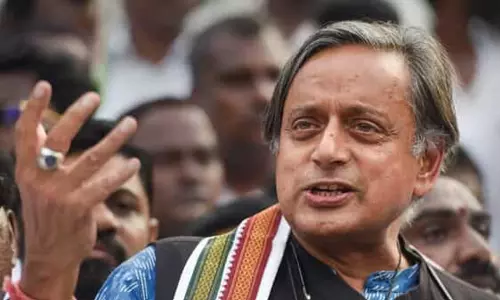 அம்பேத்கர், நேரு ஆகியோர் சமூகத்தில் இருந்து அழிக்க நினைத்த சாதி உணர்வு இப்போது அதிகரித்துள்ளது: சசி தரூர்