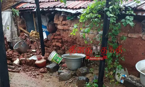 பாப்பிரெட்டிப்பட்டி பகுதியில் தொடர் மழைக்கு 2 வீடுகளின் சுவர்கள் இடிந்து விழுந்தன பாப்பிரெட்டிப்பட்டி பகுதியில் தொடர் மழைக்கு 2 வீடுகளின் சுவர்கள் இடிந்து விழுந்தன