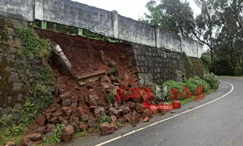 நீலகிரியில் 8 வீடுகள் இடிந்தன நீலகிரியில் 8 வீடுகள் இடிந்தன