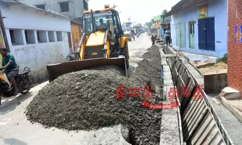 சாலை அகலப்படுத்தும் பணி தீவிரம்