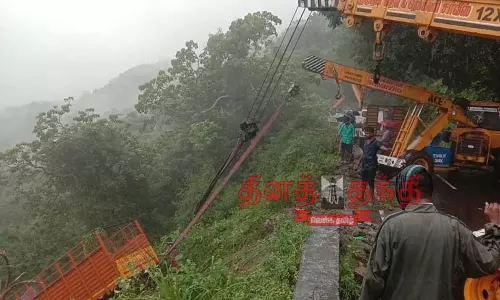 100 அடி பள்ளத்தில் லாரி, ஆம்புலன்ஸ் கவிழ்ந்து விபத்து