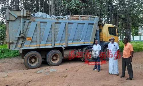 அதிக பாரம் ஏற்றிச் சென்ற லாரி பறிமுதல் அதிக பாரம் ஏற்றிச் சென்ற லாரி பறிமுதல்