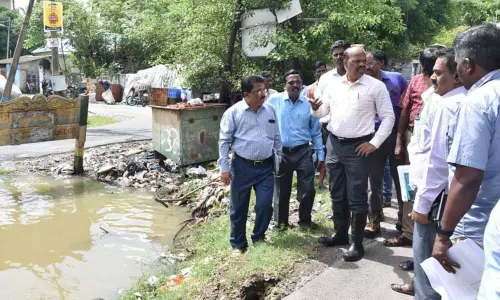 சிதம்பரம், காட்டுமன்னார்கோவில் பகுதியில்  குடியிருப்புகளை சுற்றிலும் தேங்கிய மழைநீரை வெளியேற்றும் பணி  கலெக்டர் பாலசுப்பிரமணியம் ஆய்வு