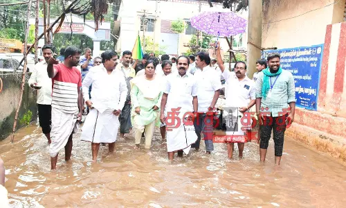 குடியிருப்புகளில் மழைநீரை அப்புறப்படுத்தும் பணி குடியிருப்புகளில் மழைநீரை அப்புறப்படுத்தும் பணி