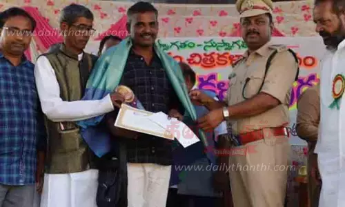 அரசு பள்ளி ஆசிரியரின் தமிழ் கலாசாரத்தை பறைசாற்றும் ஓவியம்