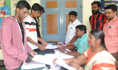 வாக்காளர் பட்டியலில் பெயர் சேர்க்க இளைஞர்கள் ஆர்வம் வாக்காளர் பட்டியலில் பெயர் சேர்க்க இளைஞர்கள் ஆர்வம்