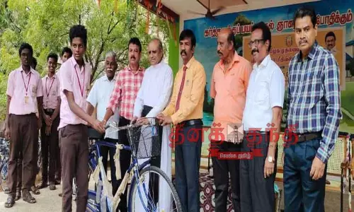 மாணவர்களுக்கு இலவச சைக்கிள் மாணவர்களுக்கு இலவச சைக்கிள்