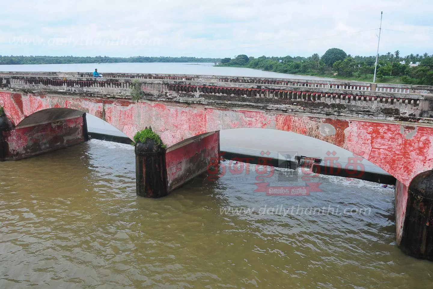 புதுச்சேரியில் ஏரி, குளங்கள் நிரம்பி வழிகின்றன புதுச்சேரியில் ஏரி, குளங்கள் நிரம்பி வழிகின்றன