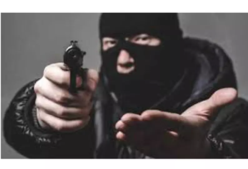 துப்பாக்கி முனையில் நகை, பணம் பறிப்பு- 4 பேருக்கு வலைவீச்சு துப்பாக்கி முனையில் நகை, பணம் பறிப்பு- 4 பேருக்கு வலைவீச்சு