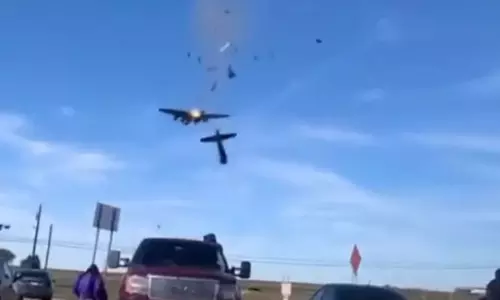 அமெரிக்காவில் விமான சாகச நிகழ்ச்சியில் விபத்து; 6 பேர் உயிரிழப்பு என அச்சம் அமெரிக்காவில் விமான சாகச நிகழ்ச்சியில் விபத்து; 6 பேர் உயிரிழப்பு என அச்சம்