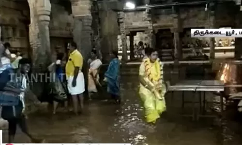 திருக்கடையூர் அமிர்தகடேஸ்வரர் கோவிலை சூழ்ந்த மழைநீர் - மோட்டார் மூலம் நீர் வெளியேற்றும் பணி தற்காலிகமாக நிறுத்தம்