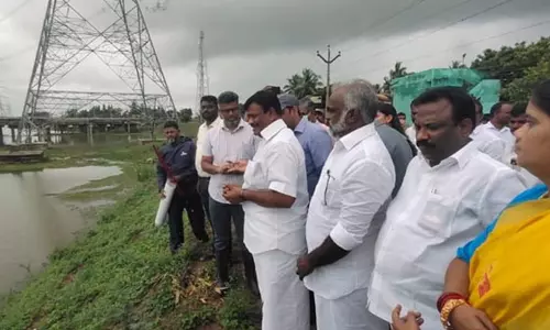 சோழவரம் ஒன்றியத்தில் மழைநீர் சூழ்ந்த பகுதியில் அமைச்சர் சா.மு.நாசர் ஆய்வு சோழவரம் ஒன்றியத்தில் மழைநீர் சூழ்ந்த பகுதியில் அமைச்சர் சா.மு.நாசர் ஆய்வு