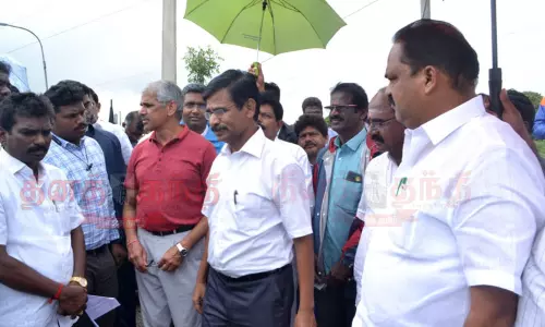 திருவொற்றியூரில் மழைநீர் தேங்கி இருக்கும் இடங்களில் தலைமை செயலர் இறையன்பு ஆய்வு திருவொற்றியூரில் மழைநீர் தேங்கி இருக்கும் இடங்களில் தலைமை செயலர் இறையன்பு ஆய்வு