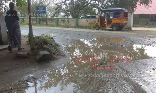 சேறும், சகதியுமான சாலையால் விபத்தில் சிக்கும் வாகனங்கள்