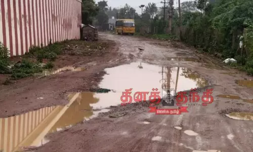 சேறும், சகதியுமான சாலையால் வாகன ஓட்டிகள் அவதி சேறும், சகதியுமான சாலையால் வாகன ஓட்டிகள் அவதி