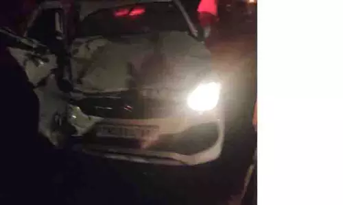 லாரி-கார் மோதல்; அரசு வக்கீல் உள்பட 2 பேர் படுகாயம் லாரி-கார் மோதல்; அரசு வக்கீல் உள்பட 2 பேர் படுகாயம்