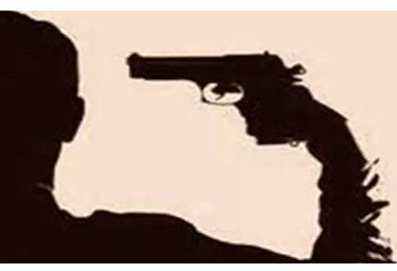 கடற்படை வீரர் துப்பாக்கியால் சுட்டு தற்கொலை