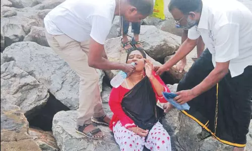 கடலில் குதித்து தற்கொலைக்கு முயன்ற கணவன்-மனைவி போலீசார் மீட்டனர் கடலில் குதித்து தற்கொலைக்கு முயன்ற கணவன்-மனைவி போலீசார் மீட்டனர்